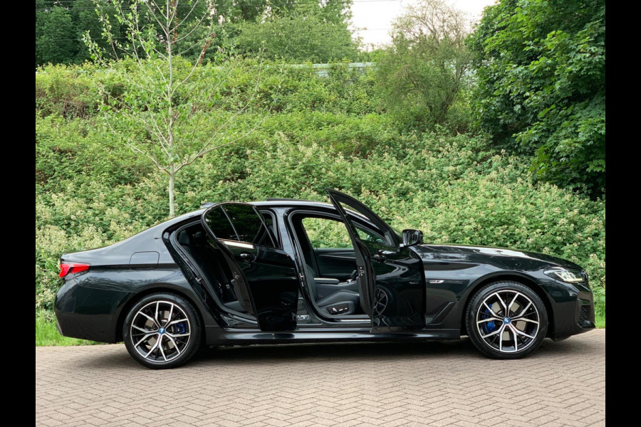 BMW 5 Serie 530e Business Edition Plus | M Sport | Leder | Camera | ACC | Schuifdak | 19 Inch |