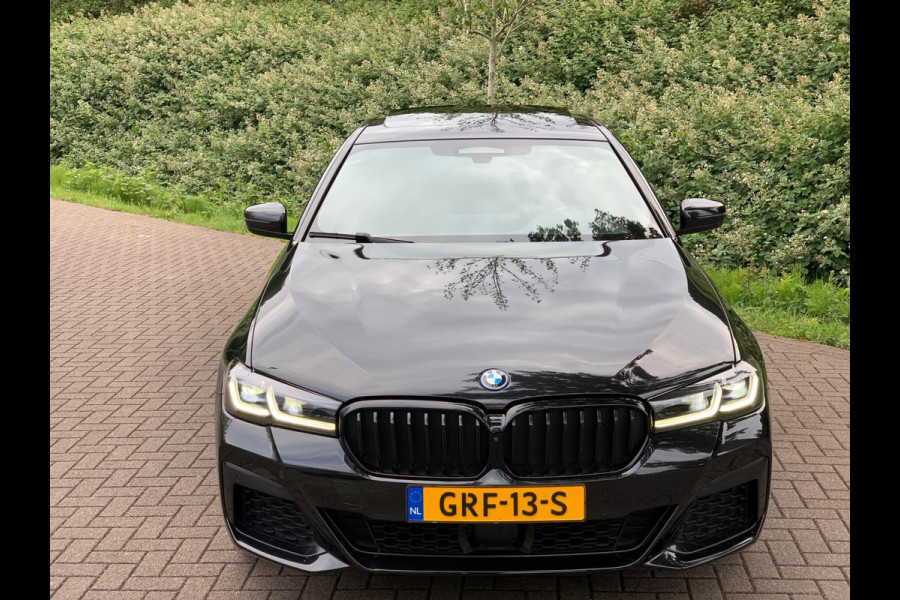 BMW 5 Serie 530e Business Edition Plus | M Sport | Leder | Camera | ACC | Schuifdak | 19 Inch |