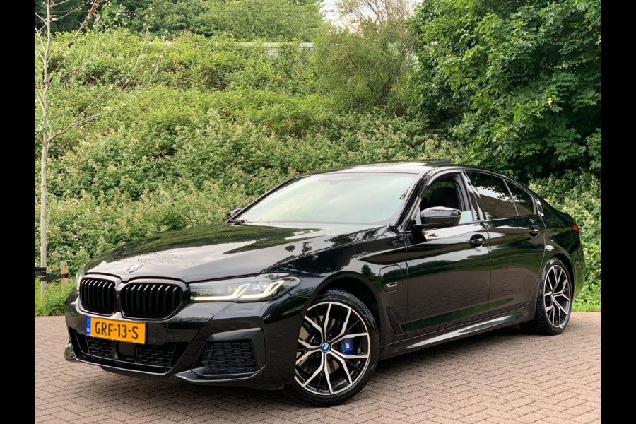 BMW 5 Serie 530e Business Edition Plus | M Sport | Leder | Camera | ACC | Schuifdak | 19 Inch |
