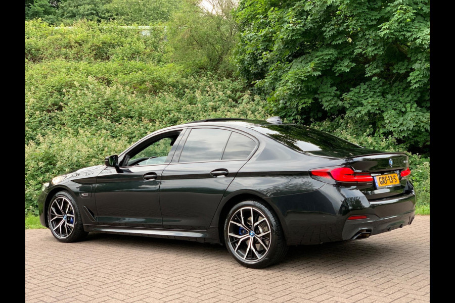 BMW 5 Serie 530e Business Edition Plus | M Sport | Leder | Camera | ACC | Schuifdak | 19 Inch |