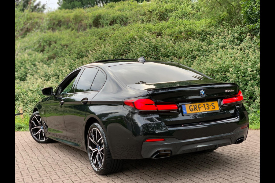 BMW 5 Serie 530e Business Edition Plus | M Sport | Leder | Camera | ACC | Schuifdak | 19 Inch |