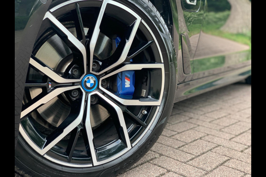 BMW 5 Serie 530e Business Edition Plus | M Sport | Leder | Camera | ACC | Schuifdak | 19 Inch |