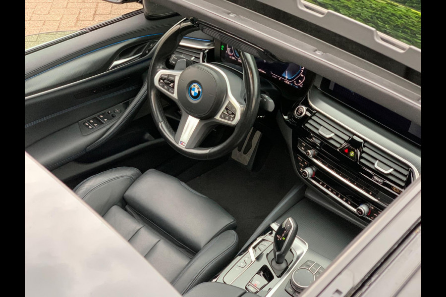 BMW 5 Serie 530e Business Edition Plus | M Sport | Leder | Camera | ACC | Schuifdak | 19 Inch |