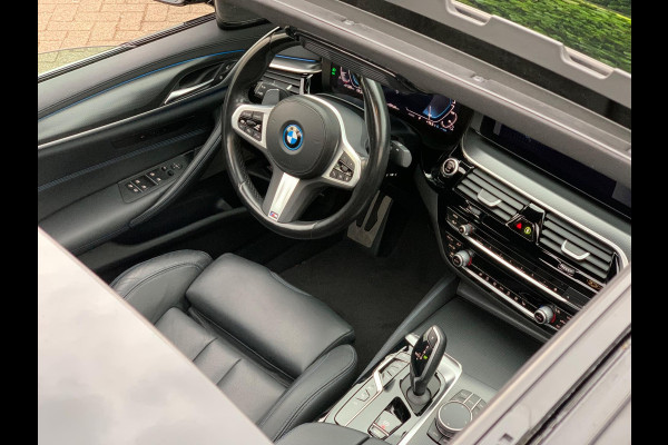 BMW 5 Serie 530e Business Edition Plus | M Sport | Leder | Camera | ACC | Schuifdak | 19 Inch |