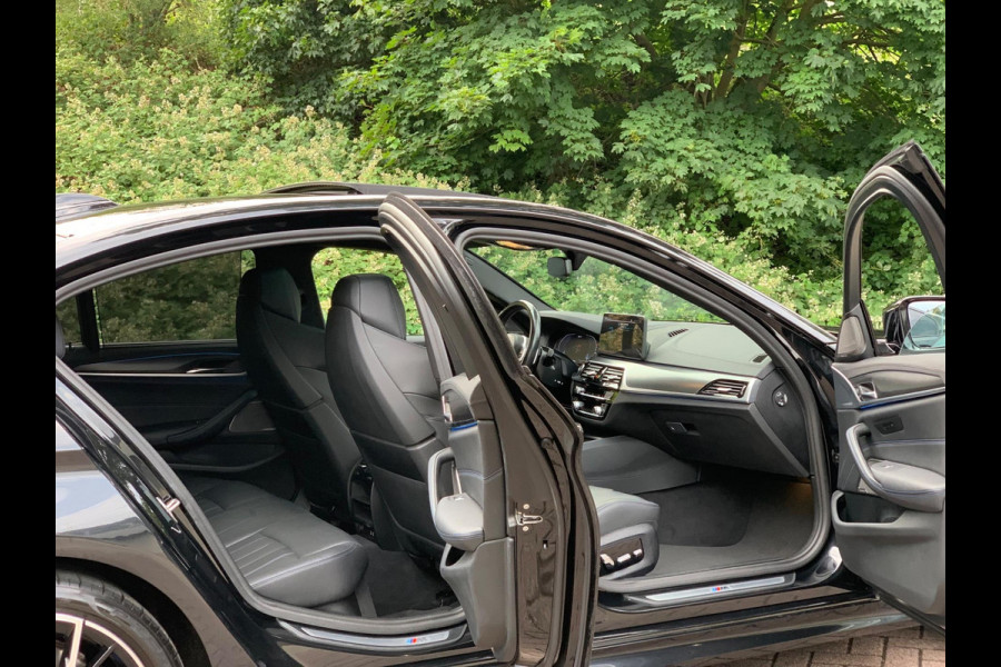 BMW 5 Serie 530e Business Edition Plus | M Sport | Leder | Camera | ACC | Schuifdak | 19 Inch |