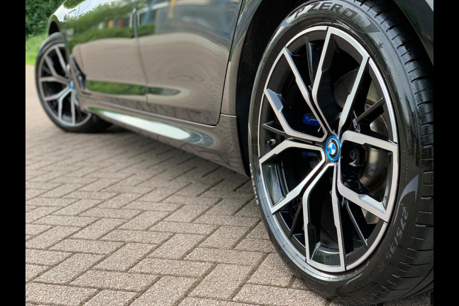 BMW 5 Serie 530e Business Edition Plus | M Sport | Leder | Camera | ACC | Schuifdak | 19 Inch |