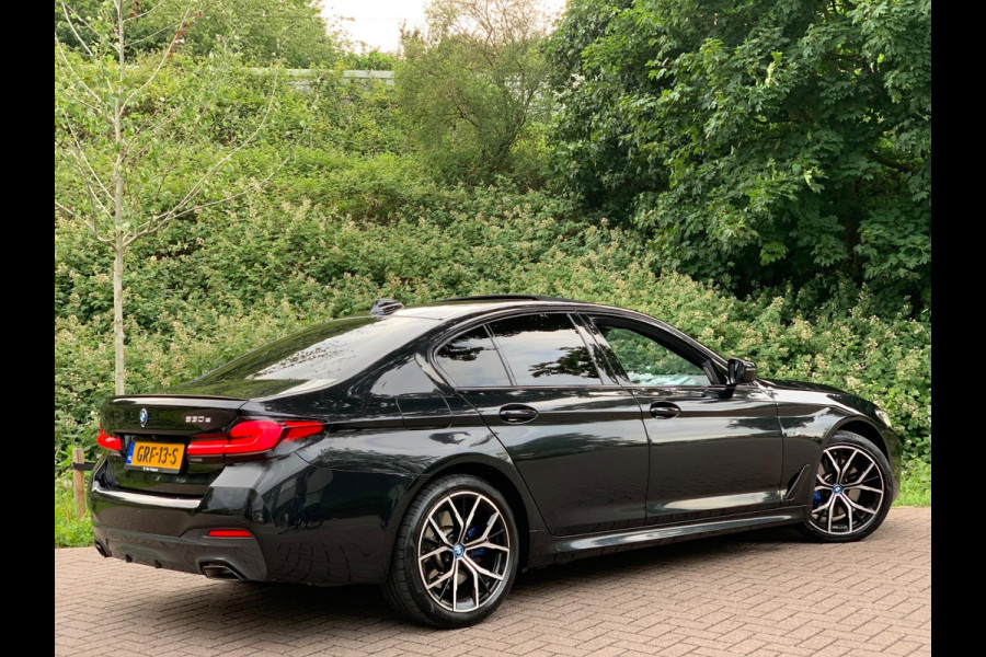 BMW 5 Serie 530e Business Edition Plus | M Sport | Leder | Camera | ACC | Schuifdak | 19 Inch |