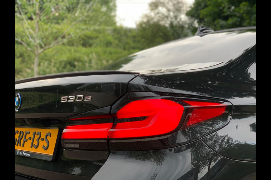 BMW 5 Serie 530e Business Edition Plus | M Sport | Leder | Camera | ACC | Schuifdak | 19 Inch |
