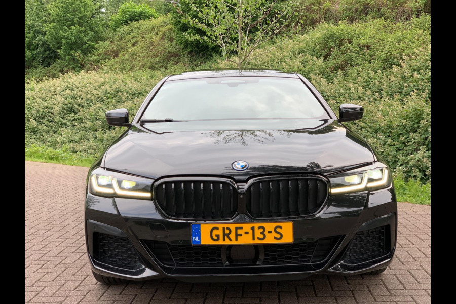 BMW 5 Serie 530e Business Edition Plus | M Sport | Leder | Camera | ACC | Schuifdak | 19 Inch |