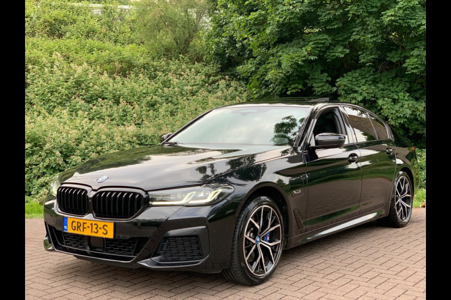 BMW 5 Serie 530e Business Edition Plus | M Sport | Leder | Camera | ACC | Schuifdak | 19 Inch |