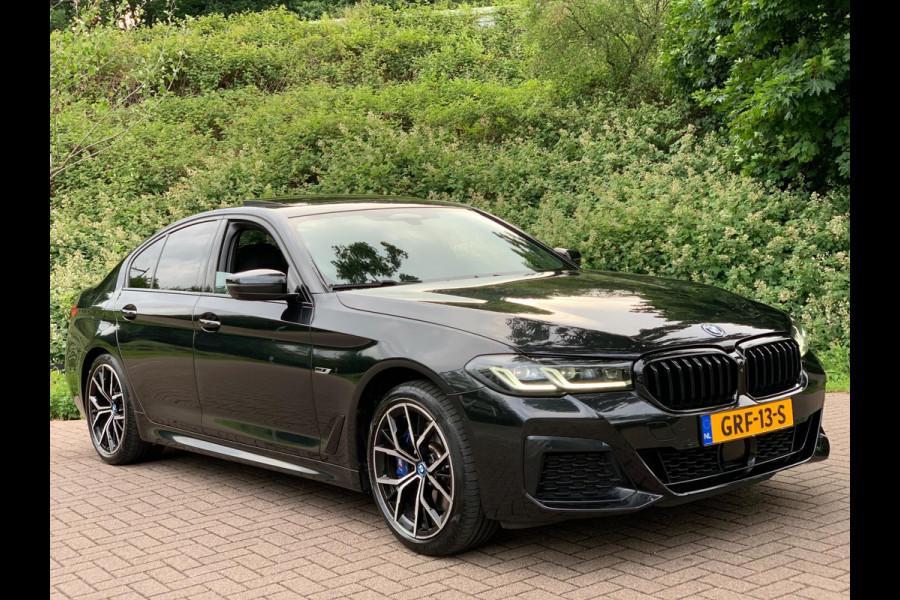 BMW 5 Serie 530e Business Edition Plus | M Sport | Leder | Camera | ACC | Schuifdak | 19 Inch |