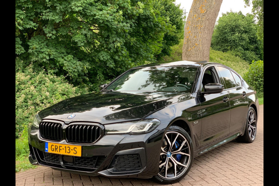 BMW 5 Serie 530e Business Edition Plus | M Sport | Leder | Camera | ACC | Schuifdak | 19 Inch |