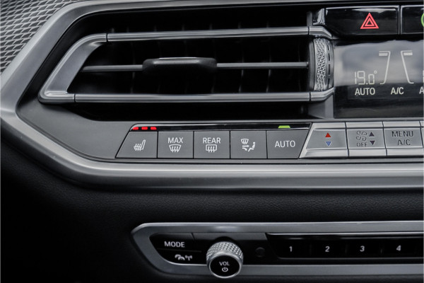 BMW X5 M50d M-Sport Laser Pano H/K Trekhaak Soft Close Massage