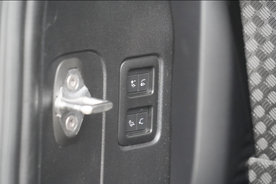 Land Rover Defender 110 3.0 P400 110 X 7-pers. / Milltek / Head-Up / Stoelkoeling / Pano / Trekhaak / Clearsight / Full Options!