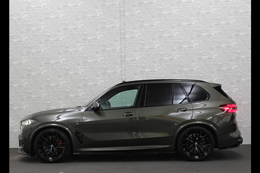 BMW X5 50e 490pk M-Pro Individual | ACC | 360 | Carbon | Stoelventilatie | 22" | Softclose | TH | Panodak | Comfort Seats | Driving Prof. | Park Prof. | Comfort plus | Manhattan met Tartufo Merino! Fabr. Gar. 06-2027 | NL-Auto | BTW.