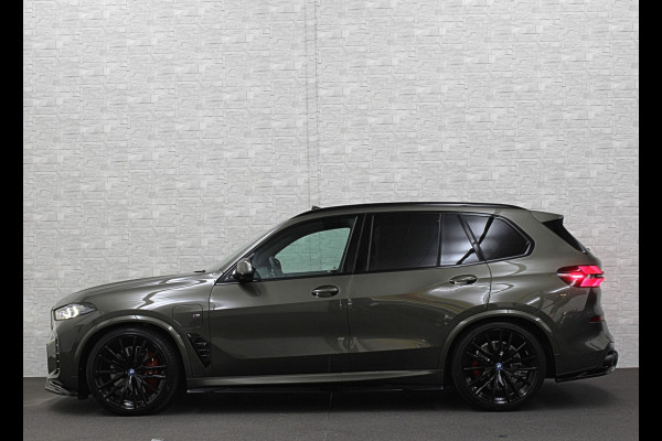 BMW X5 50e 490pk M-Pro Individual | ACC | 360 | Carbon | Stoelventilatie | 22" | Softclose | TH | Panodak | Comfort Seats | Driving Prof. | Park Prof. | Comfort plus | Manhattan met Tartufo Merino! Fabr. Gar. 06-2027 | NL-Auto | BTW.