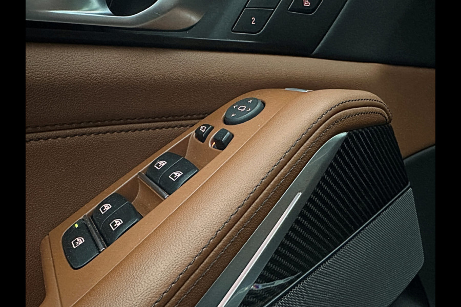 BMW X5 50e 490pk M-Pro Individual | ACC | 360 | Carbon | Stoelventilatie | 22" | Softclose | TH | Panodak | Comfort Seats | Driving Prof. | Park Prof. | Comfort plus | Manhattan met Tartufo Merino! Fabr. Gar. 06-2027 | NL-Auto | BTW.