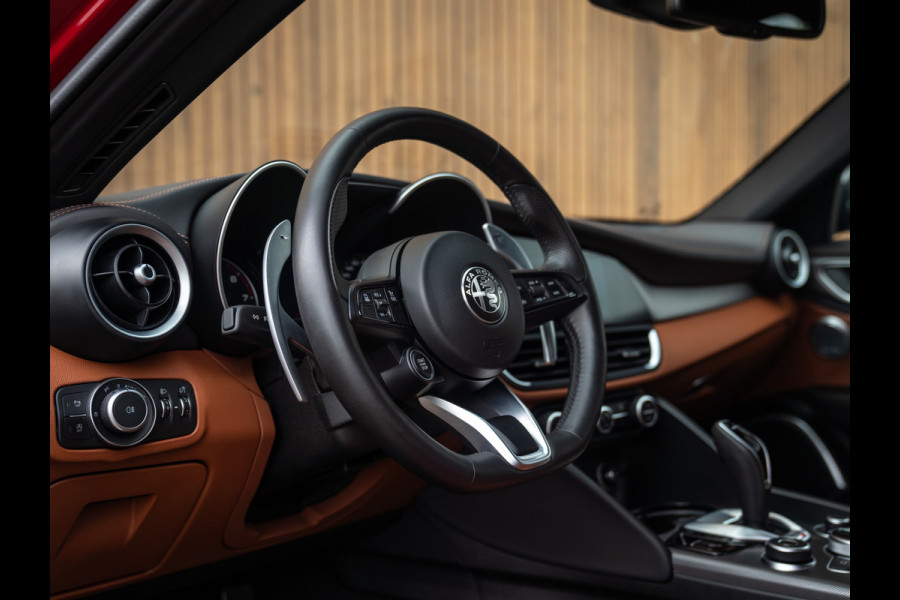 Alfa Romeo Giulia 2.0T Veloce 280pk RWD | Harman/Kardon | Lederen dash. | 19 inch | Adapt. cruise