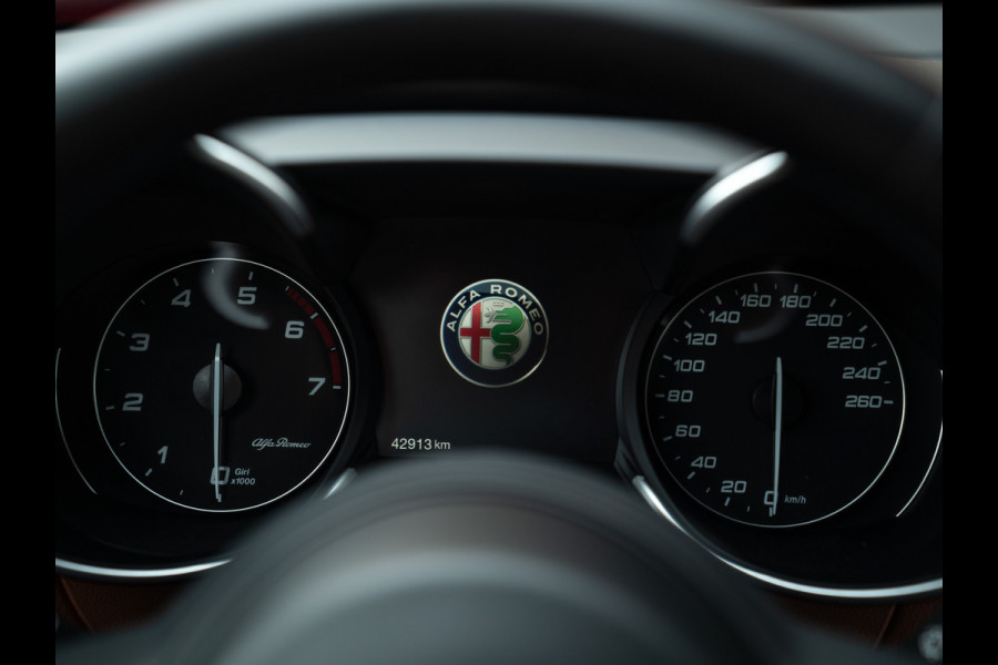 Alfa Romeo Giulia 2.0T Veloce 280pk RWD | Harman/Kardon | Lederen dash. | 19 inch | Adapt. cruise