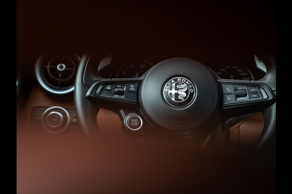 Alfa Romeo Giulia 2.0T Veloce 280pk RWD | Harman/Kardon | Lederen dash. | 19 inch | Adapt. cruise