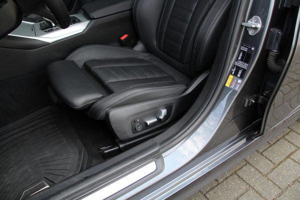 BMW 3 Serie Touring 330e xDrive Sport | Laser | Pano | Leder | ACC