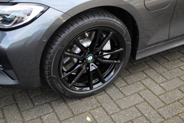 BMW 3 Serie Touring 330e xDrive Sport | Laser | Pano | Leder | ACC
