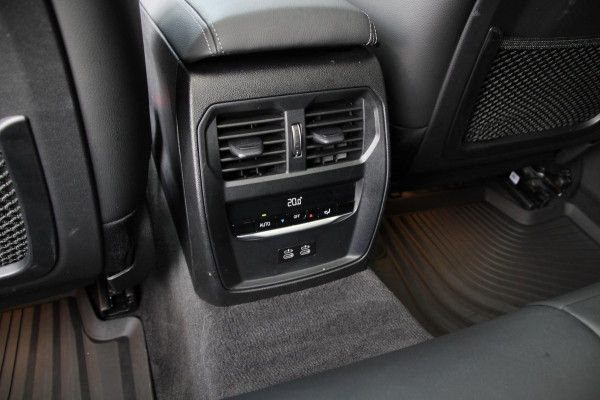 BMW 3 Serie Touring 330e xDrive Sport | Laser | Pano | Leder | ACC