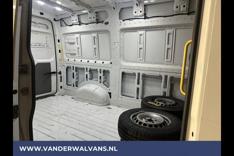 Volkswagen Crafter 2.0 TDI 141pk L3H3 L2H2 Euro6 Airco | Camera | Apple Carplay | Cruisecontrol Chauffeursstoel, Android Auto