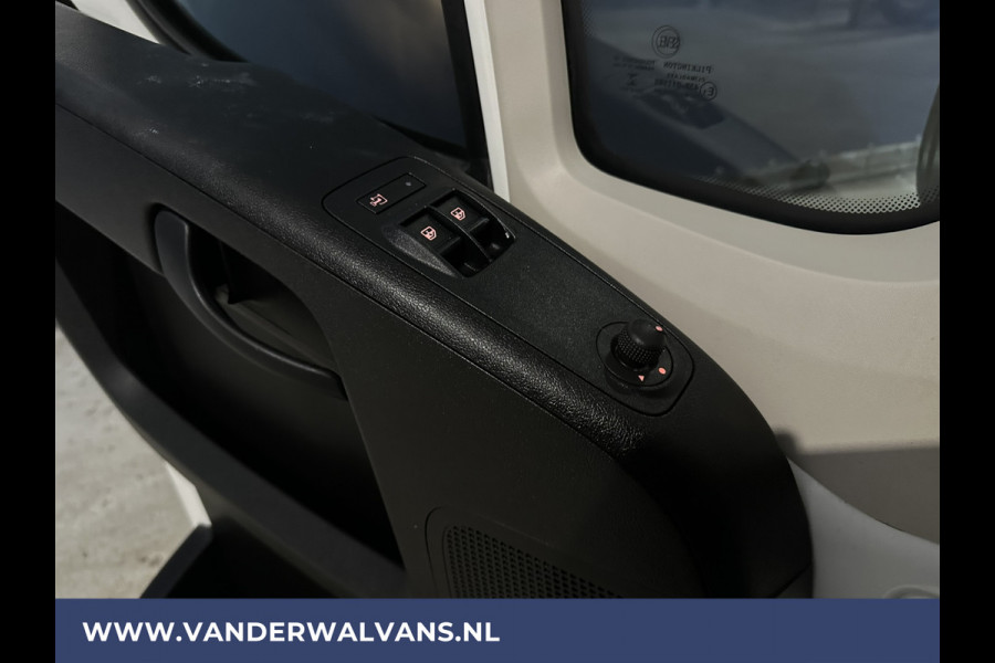 Peugeot Boxer 2.2 BlueHDi 140pk L2H2 Euro6 Airco | Camera | Navigatie | 2500kg Trekhaak Cruisecontrol, Parkeersensoren, Bijrijdersbank