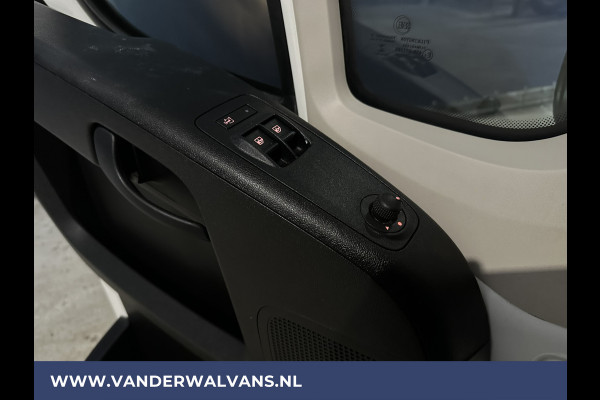 Peugeot Boxer 2.2 BlueHDi 140pk L2H2 Euro6 Airco | Camera | Navigatie | 2500kg Trekhaak Cruisecontrol, Parkeersensoren, Bijrijdersbank