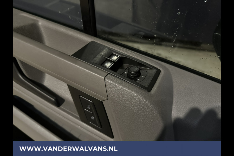 Volkswagen Crafter 2.0 TDI 140 pk L3H3 L2H2 Euro6 Airco | Camera | Apple Carplay | Android Auto Parkeersensoren, Bijrijdersbank