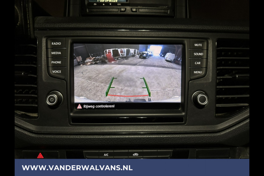Volkswagen Crafter 2.0 TDI 140pk L3H3 L2H2 Euro6 Airco | 3000kg Trekhaak | Camera | Leder stuurwiel adaptieve cruisecontrol, stuurwielverwarming, chauffeursstoel, apple carplay, android auto
