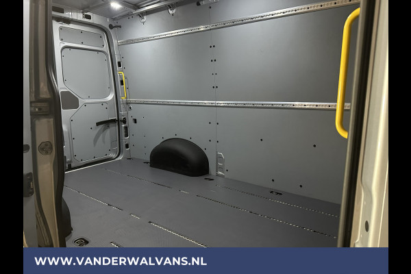 Volkswagen Crafter 2.0 TDI 141pk L3H3 L2H2 Euro6 Airco | Camera | Apple Carplay | Android Auto Parkeersensoren, Bijrijdersbank, zilver