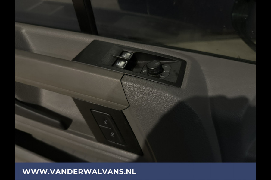Volkswagen Crafter 2.0 TDI 141pk L3H3 L2H2 Euro6 Airco | Camera | Apple Carplay | Android Auto Cruisecontrol, Chauffeursstoel, Parkeersensoren, Bijrijdersbank, zilver