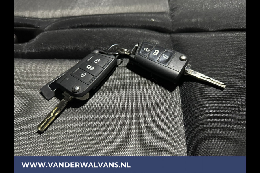Volkswagen Crafter 2.0 TDI 141pk L3H3 L2H2 Euro6 Airco | Camera | Apple Carplay | Android Auto Cruisecontrol, Chauffeursstoel, Parkeersensoren, Bijrijdersbank, zilver