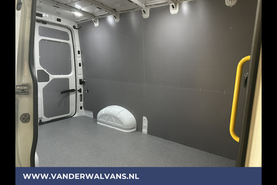 Volkswagen Crafter 2.0 TDI 140pk L3H3 L2H2 Euro6 Airco | 3000kg Trekhaak | Camera | Leder stuurwiel adaptieve cruisecontrol, stuurwielverwarming, chauffeursstoel, apple carplay, android auto