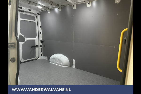 Volkswagen Crafter 2.0 TDI 140pk L3H3 L2H2 Euro6 Airco | 3000kg Trekhaak | Camera | Leder stuurwiel adaptieve cruisecontrol, stuurwielverwarming, chauffeursstoel, apple carplay, android auto