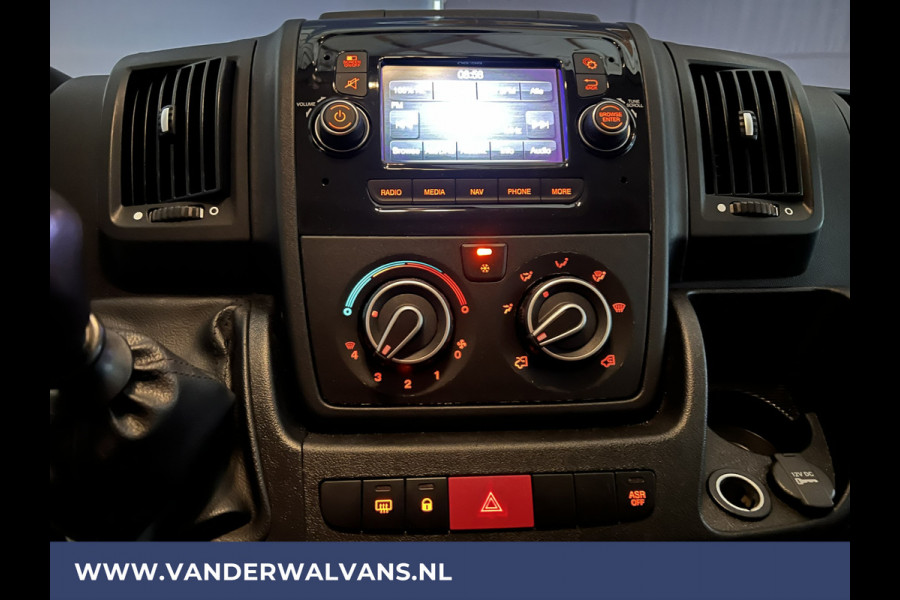 Peugeot Boxer 2.2 BlueHDi 120pk L2H2 Euro6 Airco | 2500kg Trekhaak | Cruisecontrol | Parkeersensoren Bijrijdersbank