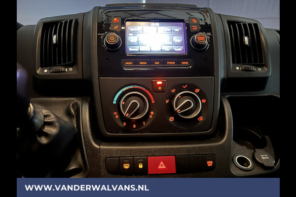 Peugeot Boxer 2.2 BlueHDi 120pk L2H2 Euro6 Airco | 2500kg Trekhaak | Cruisecontrol | Parkeersensoren Bijrijdersbank