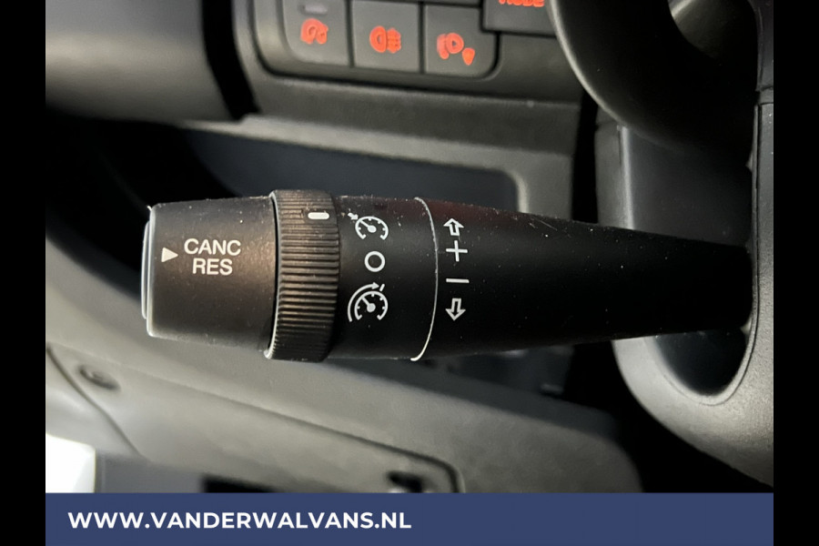 Peugeot Boxer 2.2 BlueHDi 120pk L2H2 Euro6 Airco | 2500kg Trekhaak | Cruisecontrol | Parkeersensoren Bijrijdersbank