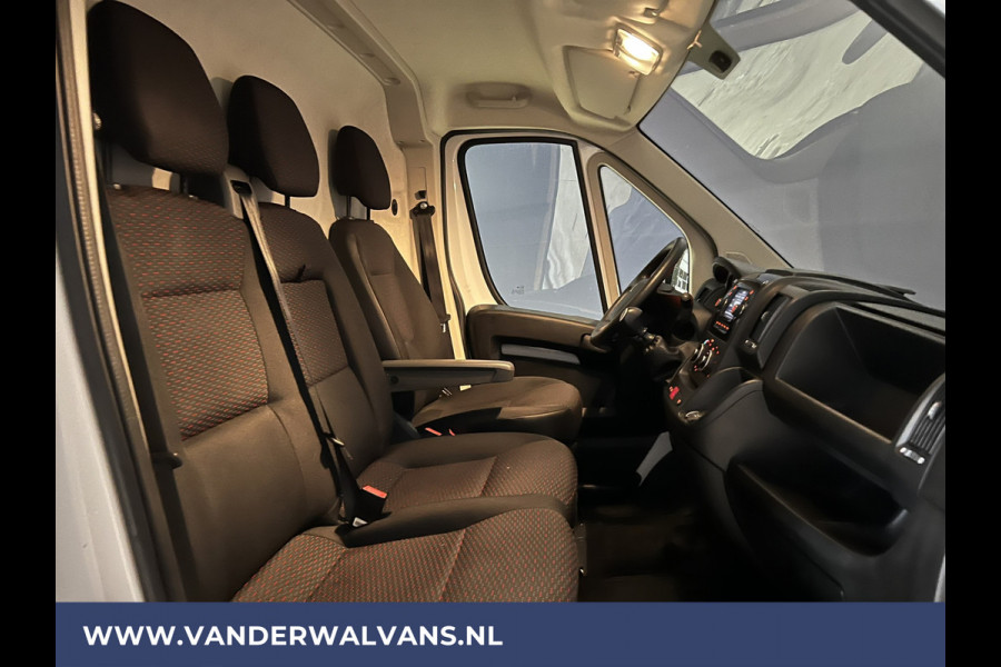 Peugeot Boxer 2.2 BlueHDi 120pk L2H2 Euro6 Airco | 2500kg Trekhaak | Cruisecontrol | Parkeersensoren Bijrijdersbank