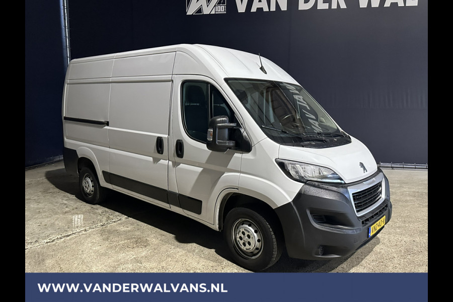 Peugeot Boxer 2.2 BlueHDi 120pk L2H2 Euro6 Airco | 2500kg Trekhaak | Cruisecontrol | Parkeersensoren Bijrijdersbank
