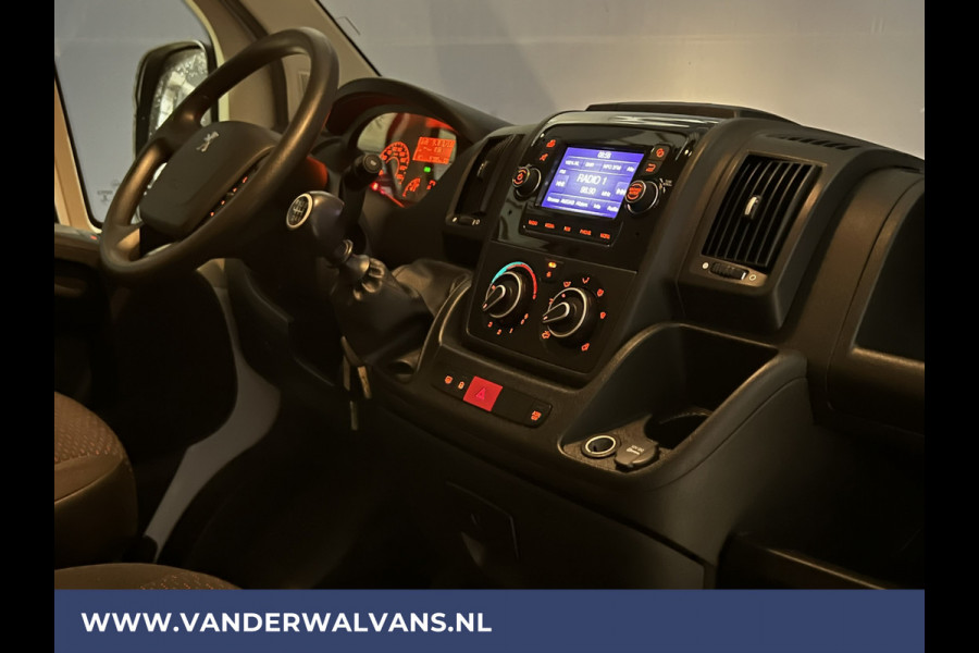 Peugeot Boxer 2.2 BlueHDi 120pk L2H2 Euro6 Airco | 2500kg Trekhaak | Cruisecontrol | Parkeersensoren Bijrijdersbank