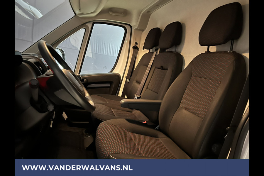 Peugeot Boxer 2.2 BlueHDi 120pk L2H2 Euro6 Airco | 2500kg Trekhaak | Cruisecontrol | Parkeersensoren Bijrijdersbank