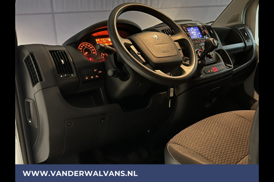 Peugeot Boxer 2.2 BlueHDi 120pk L2H2 Euro6 Airco | 2500kg Trekhaak | Cruisecontrol | Parkeersensoren Bijrijdersbank