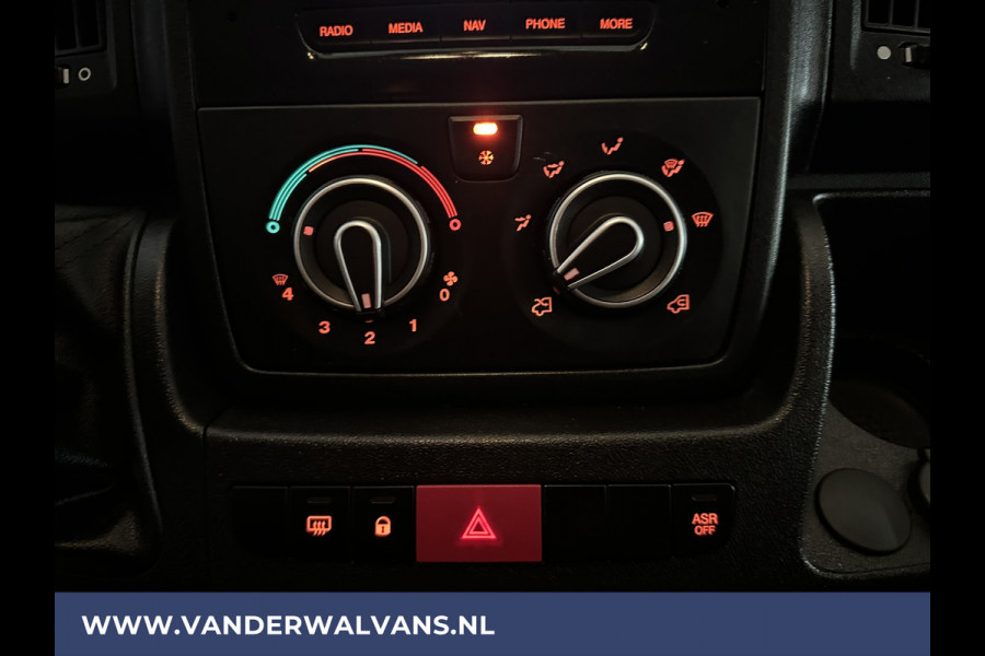 Peugeot Boxer 2.2 BlueHDi 140pk L2H2 Euro6 Airco | Camera | Navigatie | 2500kg Trekhaak Cruisecontrol, Parkeersensoren, Bijrijdersbank