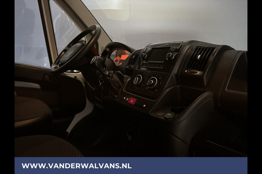 Peugeot Boxer 2.2 BlueHDi 140pk L2H2 Euro6 Airco | Camera | Navigatie | 2500kg Trekhaak Cruisecontrol, Parkeersensoren, Bijrijdersbank