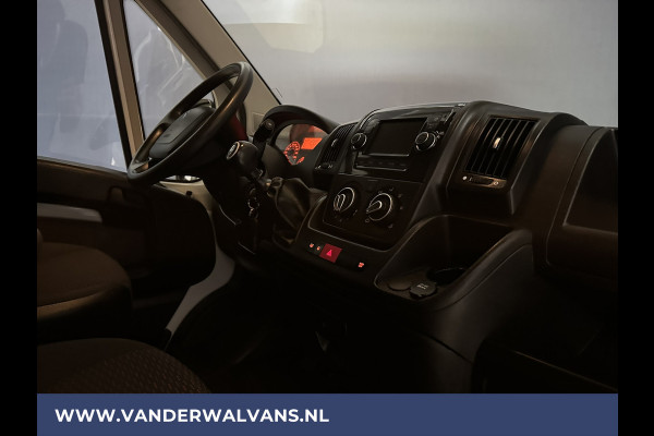 Peugeot Boxer 2.2 BlueHDi 140pk L2H2 Euro6 Airco | Camera | Navigatie | 2500kg Trekhaak Cruisecontrol, Parkeersensoren, Bijrijdersbank