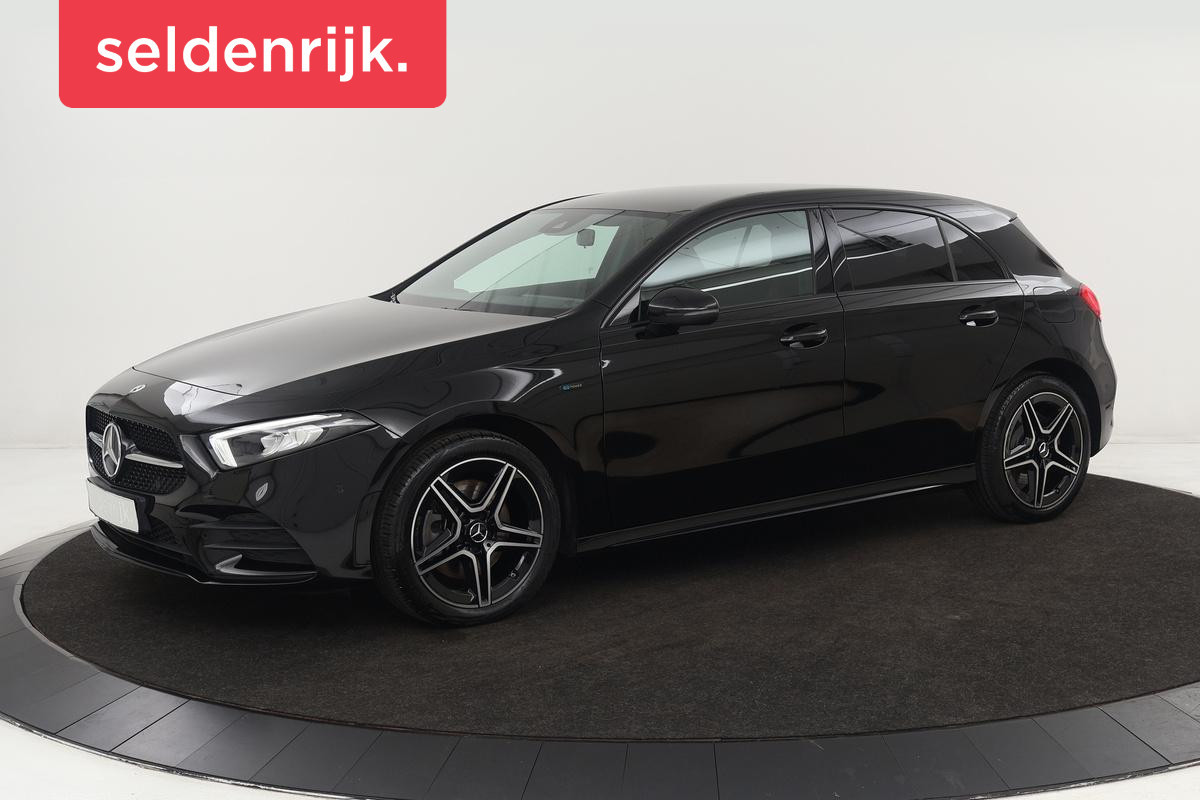 Mercedes-Benz A-Klasse 250e AMG Night | Carplay | Stoelverwarming | Camera | Leder/Alcantara | Full LED | Sfeerverlichting | Park Assist | Navigatie Mercedes-Benz A-Klasse 250e AMG Night | Carplay | Stoelverwarming | Camera | Leder/Alcantara | Full LED | Sfeerverlichting | Park Assist | Navigatie