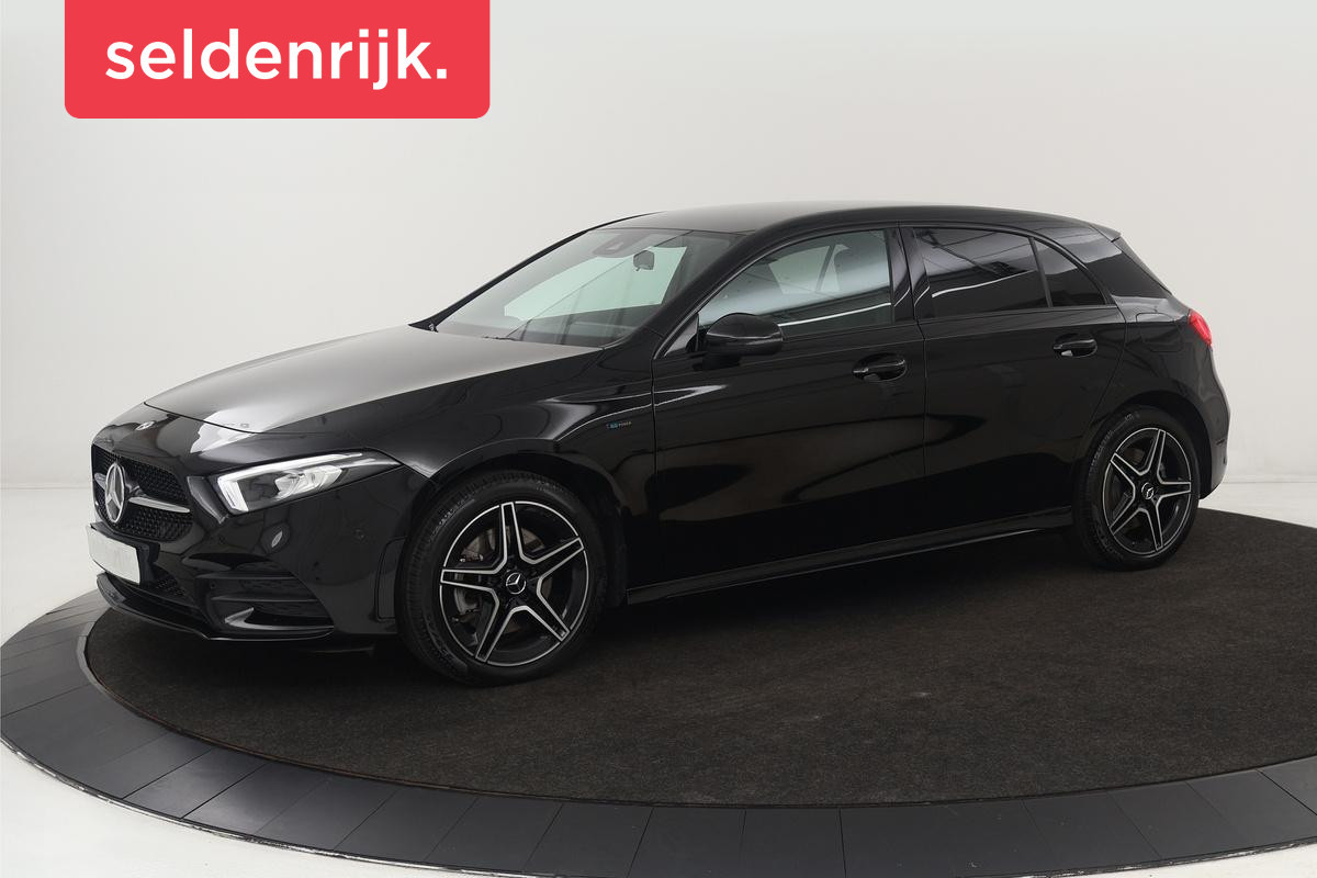 Mercedes-Benz A-Klasse 250e AMG Night | Carplay | Stoelverwarming | Full LED | Sfeerverlichting | Leder/Alcantara | Navigatie | Park Assist Mercedes-Benz A-Klasse 250e AMG Night | Carplay | Stoelverwarming | Full LED | Sfeerverlichting | Leder/Alcantara | Navigatie | Park Assist